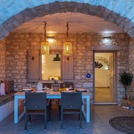 Giorgianna -near With Pool Villa