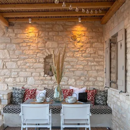 Giorgianna -near With Pool Villa *