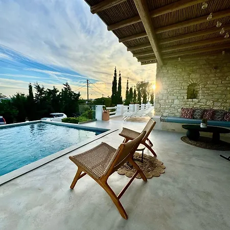 Giorgianna -near With Pool Villa *